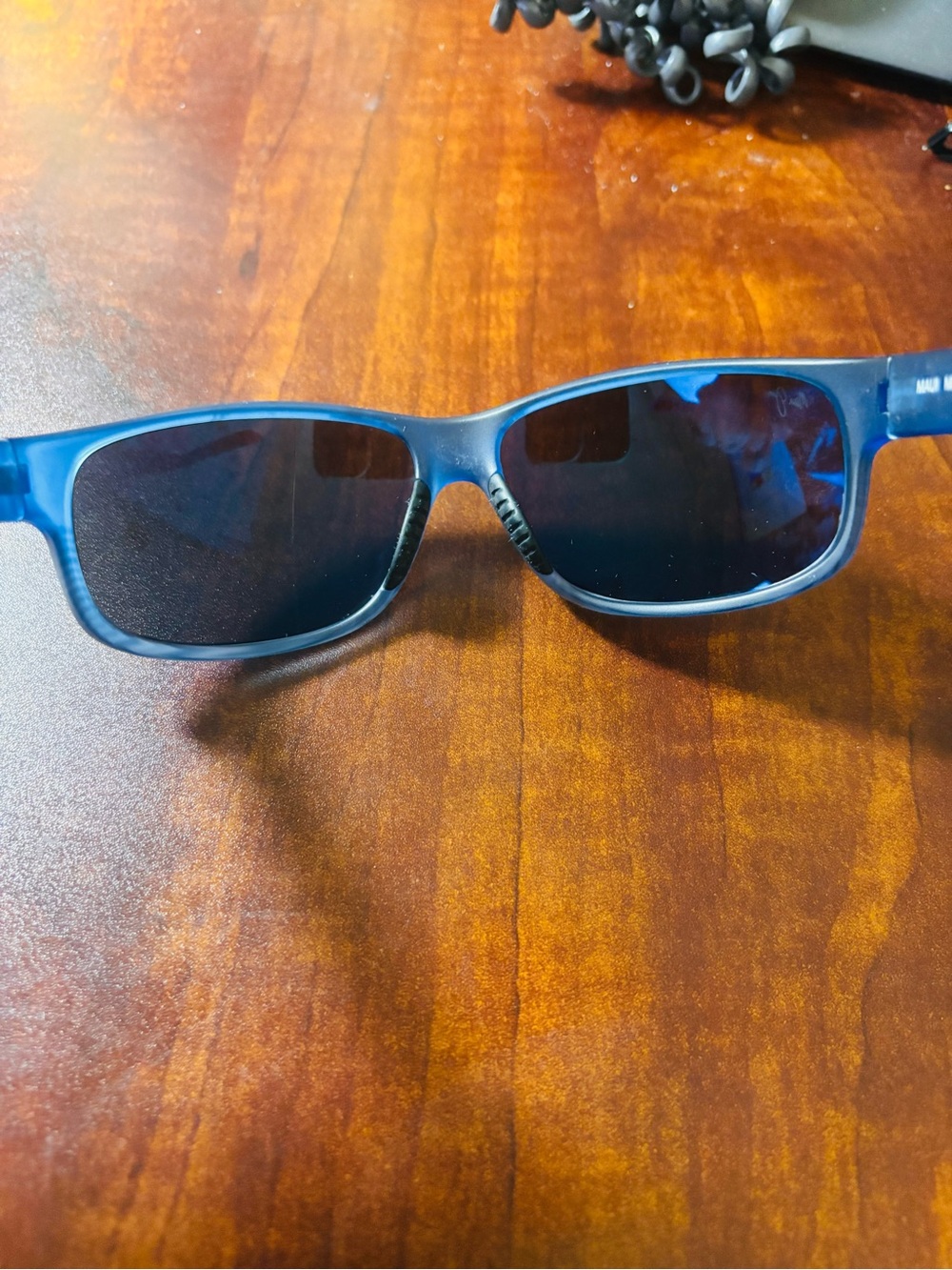 Maui Jim KAIWI CHANNEL Polarized Wrap Sunglasses Blue Black w/Blue Hawaii Lenses - Picture 12 of 15